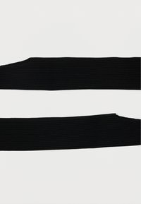 Duas camisolas de manga longa pretas com nervuras dispostas em paralelo sobre um fundo branco, mostrando ligeiras variações na forma nas extremidades.