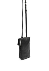 Černá kožená crossbody taška s texturovaným povrchem, sklápěcí vrchní částí a stříbrným zipem. Obsahuje nastavitelné ramenní popruhy pro pohodlí.