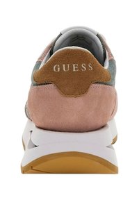 Sneaker con tacco in suede rosa e parte superiore grigia. Presenta una soletta bianca e suola in gomma color gomma. Logo "GUESS" bianco sul tab del tallone.