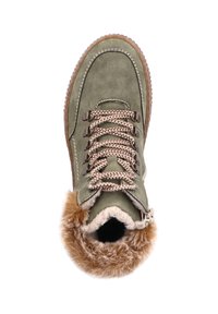 Botte en daim vert olive avec un revers en fourrure, bout rond et œillets en métal. Elle possède des lacets épais et tressés ainsi qu'une semelle en caoutchouc texturée.