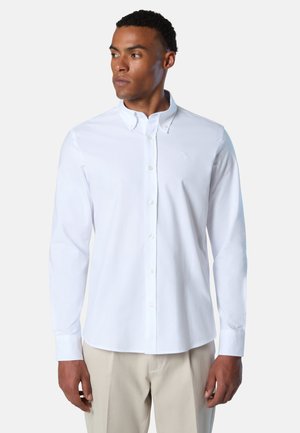 Camicia bianca con bottoni in cotone; presenta un colletto standard, maniche lunghe e un piccolo logo ricamato sul petto.