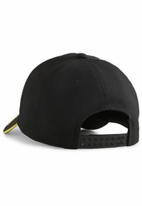 Sort baseballcap med en glat tekstur, buet skygge og bagtil justerbart bånd med flere huller til størrelsesjustering.