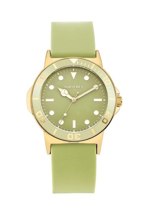 Goldene und grüne Armbanduhr mit rundem Zifferblatt, leuchtenden Zeigern, Markierungen, drehbarer Lünette und grünem Silikonarmband, zeigt die Zeit 10:10:36.