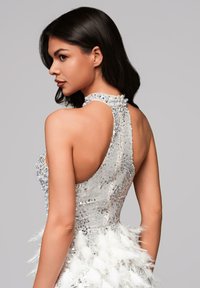 Hopeah жаккард Kleid с высоким воротником и открытой спиной. Особенности включают белые перья на подоле и декоративные детали из жемчуга.