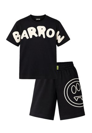 T-shirt nera a maniche corte con grande scritta bianca "BARROW" e pantaloncini neri abbinati con una faccina sorridente contornata di bianco e con zanne.