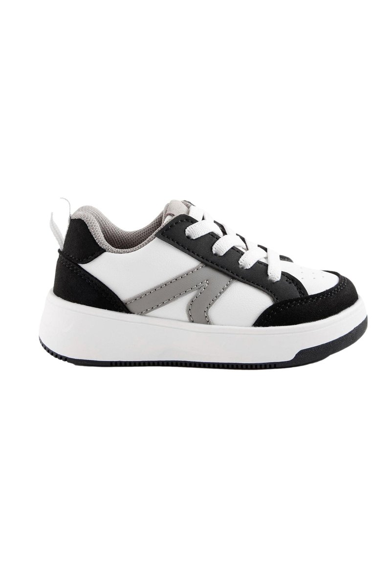 Zapatillas negras, blancas y grises con un diseño bajo, materiales de cuero y ante, punta redonda, cierre de cordones en el frente y suela de goma texturizada.