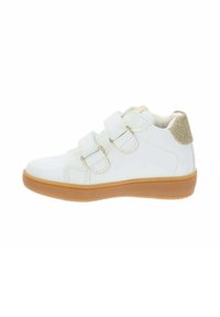 Sneaker bianca con due fascette in Velcro, suola in gomma, punta arrotondata e un accento dorato luccicante sul tallone. Materiale liscio e design pulito.