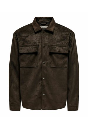 Braune Wildlederhemdjacke mit Kragen, zwei Brusttaschen und Druckknopfverschluss. Weiche Textur mit glatter Oberfläche.