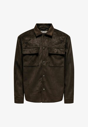 Giacca camicia in suede marrone con colletto, due tasche sul petto e chiusura con bottoni a pressione. Texture morbida con una finitura liscia.