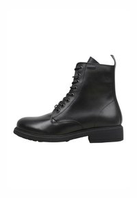 Bottines en cuir noir avec fermeture à lacets, bout arrondi et semelle texturée. Présente un détail d'étiquette sur le côté et un talon bloc plat.
