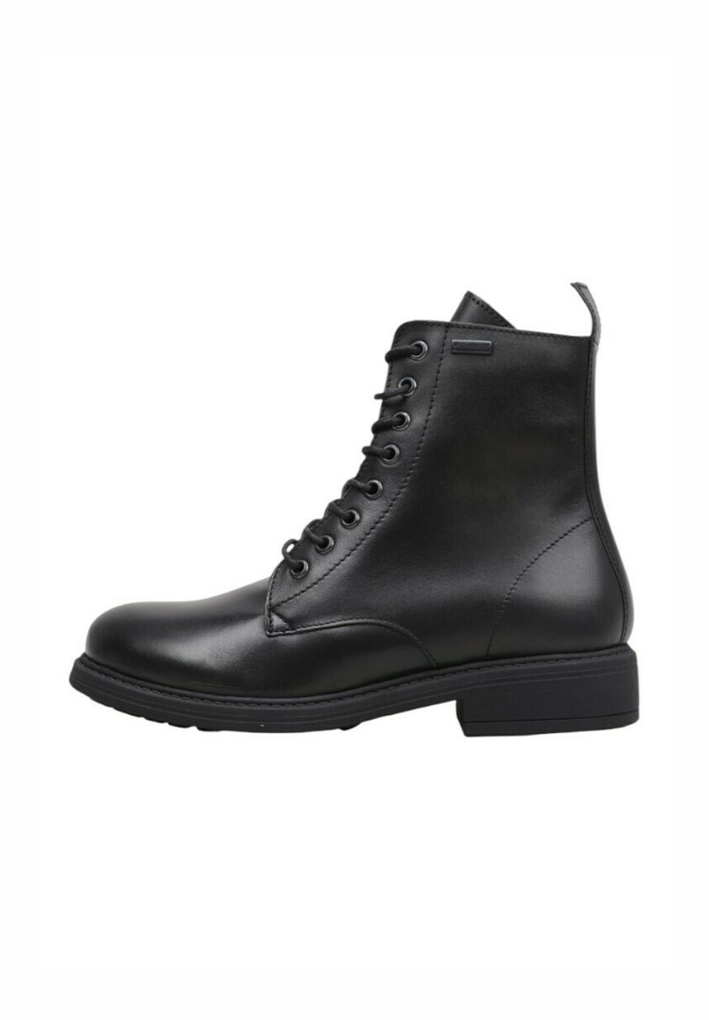 Bottines en cuir noir avec fermeture à lacets, bout arrondi et semelle texturée. Présente un détail d'étiquette sur le côté et un talon bloc plat.