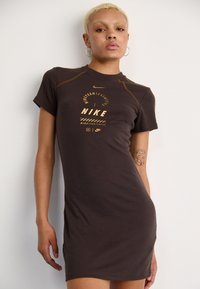 Nike Sportswear DRESS FEMME  - Dzsörzéruha - brown