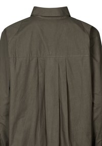 Camicia verde scuro con colletto, caratterizzata da un design plissettato sul retro, realizzata in tessuto leggero con una texture liscia.