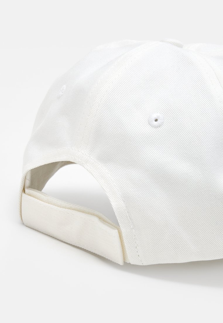 Gorra blanca con un diseño estructurado, fabricada con tela de algodón suave, con visera curva y correa ajustable en la parte trasera.