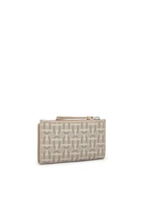 Portefeuille beige présentant un motif géométrique, fabriqué à partir d'un matériau texturé, avec une fermeture éclair et des garnitures lisses.