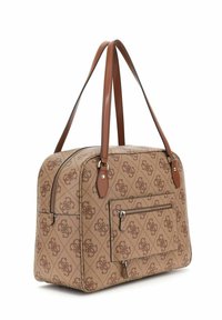 Sac en tissu beige avec motif de logo marron, poignées en cuir double, poche avant zippée, forme rectangulaire et surface texturée.