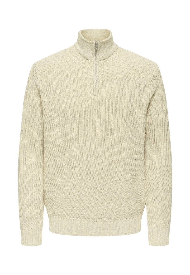 Beige gebreide pullover met een halve rits hoge kraag en geribde manchetten en zoom, weergegeven op een witte achtergrond.