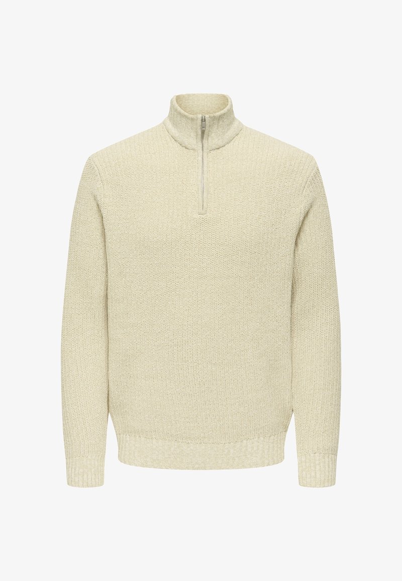 Beige kötött pulóver, félig cipzárral ellátott magas gallérral, bordás mandzsettákkal és alsó résszel, fehér háttéren bemutatva.