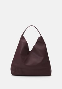 Sac fourre-tout en cuir bordeaux avec une ouverture en forme de V, design minimaliste, texture lisse, et une anse réglable.