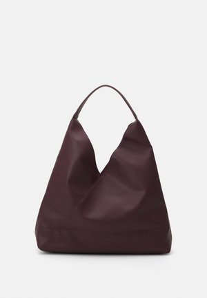 Bordeauxrode leren shopper met een V-vormige opening, minimalistisch ontwerp, gladde textuur en een verstelbare handgreep.