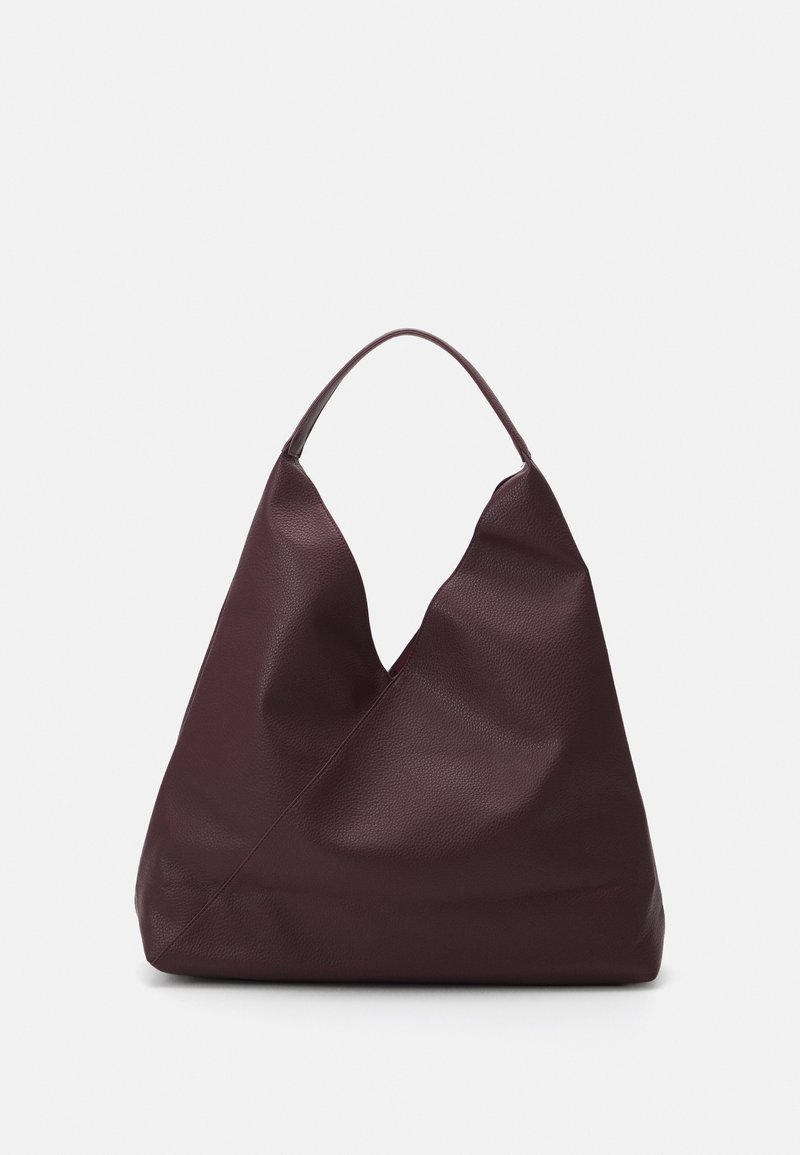 Sac fourre-tout en cuir bordeaux avec une ouverture en forme de V, design minimaliste, texture lisse, et une anse réglable.
