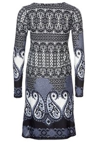 Abito a maniche lunghe con intricate fantasie floreali in bianco e nero e una sezione inferiore blu sfumata. Tessuto morbido e forma svasata.
