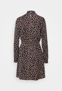Abito floreale nero con maniche lunghe, vita elasticizzata e colletto alto. Presenta piccoli fiori rosa e una zip sul retro. Tessuto leggero.