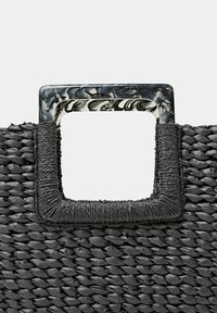 Borsa nera intrecciata con manico quadrato marmorizzato, tessuto strutturato e design strutturato, che enfatizza durata ed eleganza.