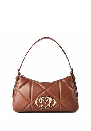 Braune gesteppte Lederhandtasche mit einem einzelnen Träger und goldener Love Moschino Logo-Plakette vorne.