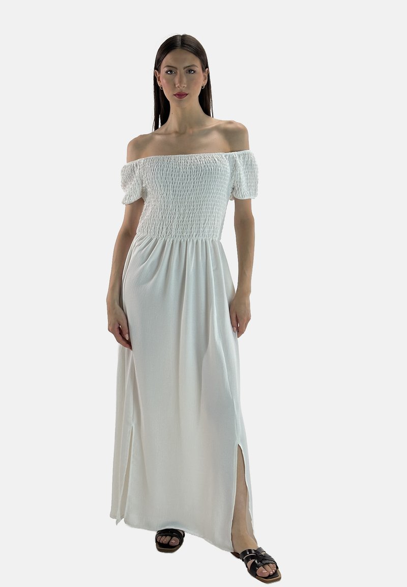 Off-shoulder vit maxiklänning i lätt tyg, med en smockad byst, korta puffärmar och sidofickor.