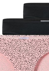 Czarny i różowy komplet majtek w wzory; różowy ma czarne plamki, podczas gdy czarny jest jednolity. Elastyczny materiał z elastycznymi pasami w talii.