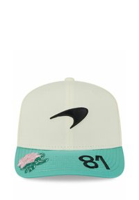 Baseballmütze mit einer cremefarbenen Krone und einem türkisfarbenen Schirm. Verziert mit schwarzem Logo-Stick und pinkem Blumenmuster mit grünen Akzenten. Die Zahl "81" ist ebenfalls enthalten.