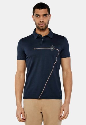Polo shirt navy in cotone, con un design a righe ricamate in due tonalità e un logo sul petto, dotato di colletto classico e maniche corte.