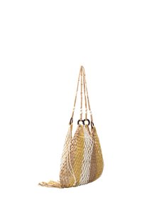 Borsa intrecciata in paglia nei toni di giallo, bianco e beige. Presenta tre manici intrecciati e un dettaglio di frange nella parte inferiore.