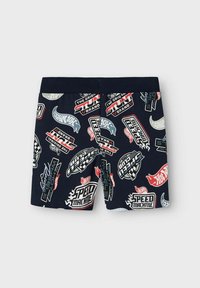 Boxer da uomo blu navy con vari design grafici colorati, tra cui loghi e adesivi, caratterizzati da un mix di accenti rossi, bianchi e verdi.