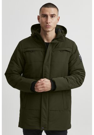 Olivegrøn isoleret parka med hætte, der har to brystlommer og sidelommer med lynlås, lavet af et glat, mat stof.