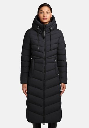 Manteau en duvet noir avec un design long et ajusté, featuring un matelassage en chevrons horizontal, une capuche et des poches zippées à l'avant. Capuche avec cordon de serrage.