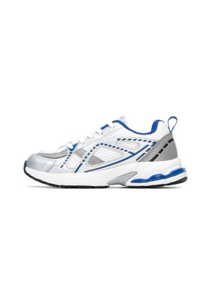 Zapatillas deportivas con parte superior de malla blanca, detalles en plateado y azul, suela texturizada y cuello acolchado para mayor comodidad y soporte.
