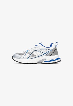 Zapatillas deportivas con parte superior de malla blanca, detalles en plateado y azul, suela texturizada y cuello acolchado para mayor comodidad y soporte.