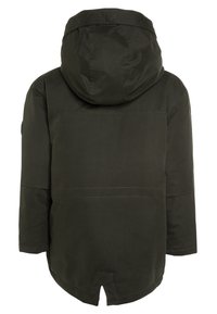 Parka vert foncé avec une capuche, ayant une coupe droite, des détails de couture simples et un ourlet arrondi à l'arrière.