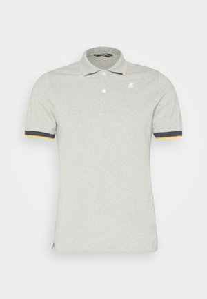 Polo manches courtes gris clair avec bordure gris foncé et jaune sur les manches, deux boutons blancs et petit logo blanc sur la poitrine.