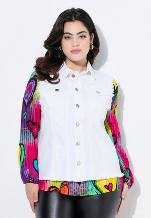 Camisa de mezclilla blanca con botones plateados, con mangas largas de un colorido patrón abstracto en rosa, verde y azul. Bordes inferiores deshilachados.
