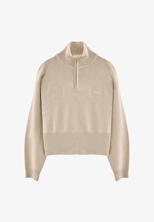 Beige gebreide trui met hoge kraag, ¼ ritsluiting, geribbelde mouwen en zoom, met een subtiele logo-tag aan de voorkant. Zachte textuur.