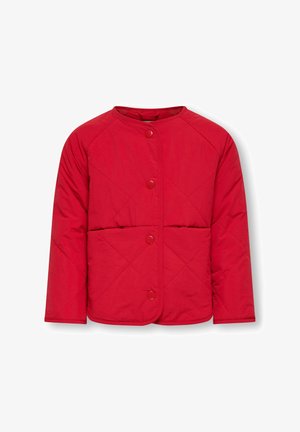 Rød vattert jakke med lange ermer, rund hals, trykknapp-lukking og diagonalt quiltmønster på hvit bakgrunn.
