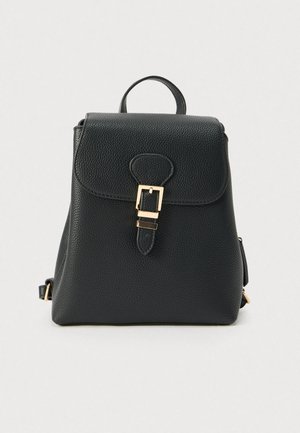 Črn usnjen nahrbtnik z teksturirano površino, zlato obarvana kovinska okovja, preklopnim zapiranjem, nastavljivimi trakovi in zgornjim ročajem za nošenje.