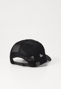 Schwarze Mesh-Kappe mit gebogenem Schirm, verstellbarem Riemen, festen Frontpanelen und belüftetem Rücken. Glatte Textur und leichte Konstruktion.
