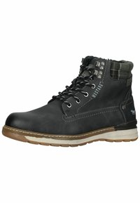 Bottine en cuir noir avec des accessoires en métal argenté, des accents texturés et un revers à motifs. Caractéristiques d'une semelle en caoutchouc et de détails en couture contrastants.