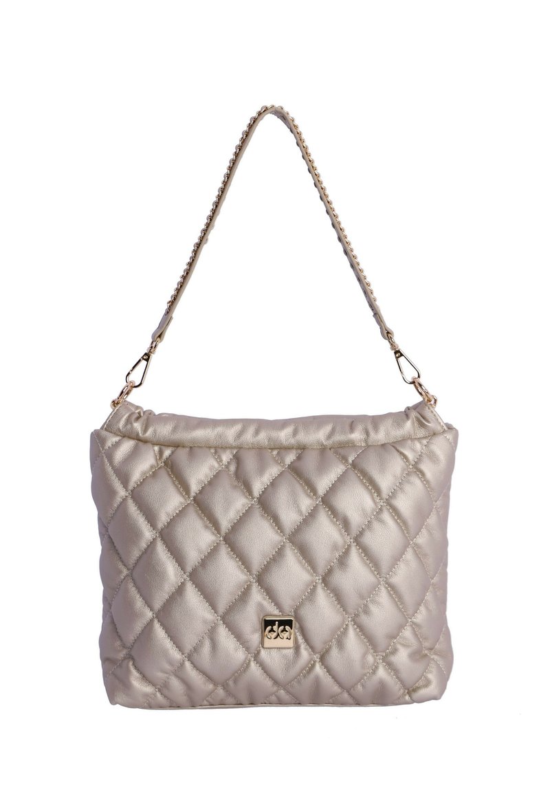 Bolso de mano metálico acolchado en color beige claro con una correa de cadena. Presenta una textura suave y un detalle del logo en tono dorado en la parte frontal.