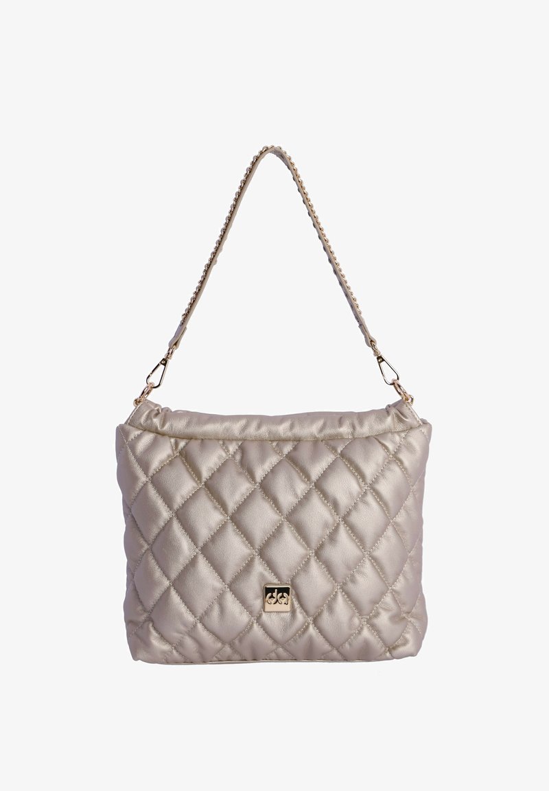 Bolso de mano metálico acolchado en color beige claro con una correa de cadena. Presenta una textura suave y un detalle del logo en tono dorado en la parte frontal.