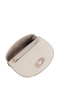 Sac en simili cuir beige de forme ovale, avec fermeture à rabat et quincaillerie dorée. L'intérieur comprend une poche zippée et un revêtement à motifs.